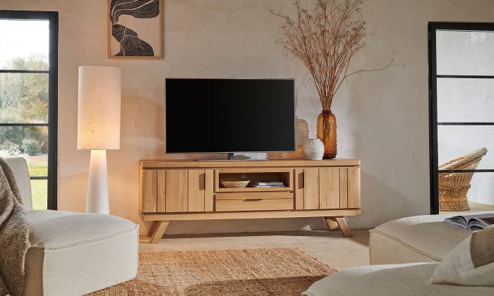 Photo d'ambiance présentant un salon avec un meuble TV. Avec une finitions bois chêne massif naturel.