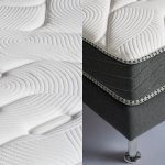 Un matelas avec matelas mousse alvéolaire avec 5 zones de confort. Avec un sommier en tissu gris.