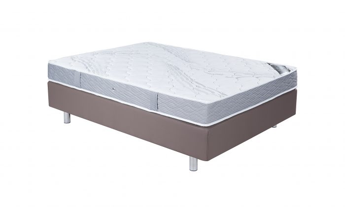 Un matelas avec 100% mousse polyuréthane Evoluflex Soja avec un sommier en cuir marron.